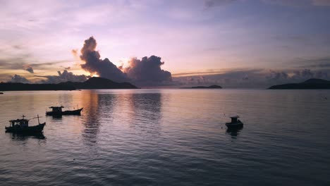 Drohnenantenne-Bei-Sonnenaufgang-über-Dem-Ozeanstrand-Der-Tropischen-Inseln-In-Thailand