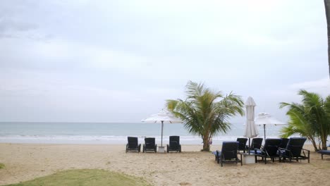 Luxus-Strandliegen-Mit-Sonnenschirm-Am-Weißen-Sandstrand-Mit-Kokospalme-In-Thailand-Mit-Sonnigem-Sommerwetter-Und-Klarem-Blauem-Himmel-1