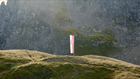Eine-Fahne-In-Österreich-Hängt-Auf-Einem-Kleinen-Hügel