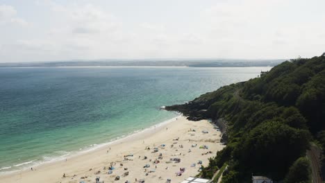 Vista-Aérea-De-La-Pintoresca-Playa-Con-Turistas-Disfrutando-De-Las-Vacaciones-En-St-Ives,-Cornwall,-Inglaterra---Disparo-De-Drones