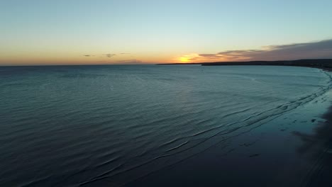 Eine-Luftaufnahme-Einer-Patagonischen-Küste-In-Südargentinien,-Gefilmt-Bei-Sonnenuntergang