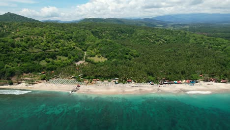 Vista-Panorámica-De-Pantai-Prasi-Tropical-En-La-Isla-De-Bali-Con-Hermoso-Océano-Turquesa-Y-Playa-De-Arena-Blanca,-Antena