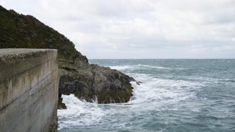 Riesige-Wellen-Trafen-Auf-Die-Felsige-Küste-Des-Hafens-Von-Newquay-In-Cornwall,-England
