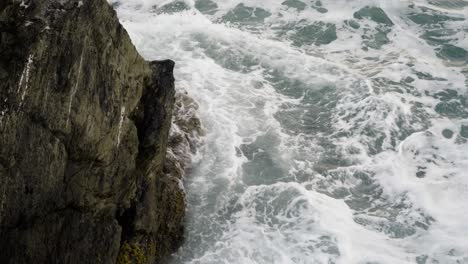 Breaking-Foamy-Waves-At-The-Rocky-Cliffs-Near-Newquay-Harbour,-Cornwall,-England