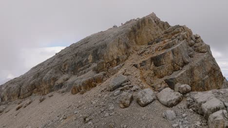 Luftbild-Von-Vorne-Auf-Einen-Gipfel-Des-Monte-Pelmo-Mit-Bergsteigern-Oben-In-Der-Nähe-Eines-Kruzifixes