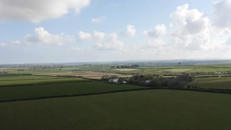 Panoramablick-Auf-Britisches-Grün-Und-Landwirtschaftliches-Feld-In-Großbritannien