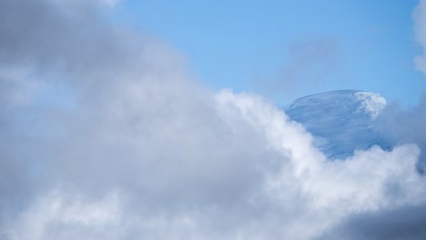 Wolken-Um-Den-Schneebedeckten-Antisana-Vulkan-In-Den-Nördlichen-Anden-In-Ecuador