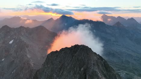 Impresionante-Amanecer-En-Una-Montaña-En-El-Este-Del-Tirol