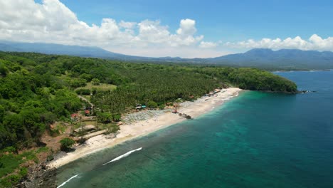 Luftküstenlinie-Des-Tropischen-Blauen-Ozeans-Und-Des-Weißen-Sandstrandes-In-Ost-Bali-Bei-Pantai-Prasi