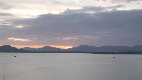 Schöner-Sonnenuntergang-über-Der-Bergkette-über-Der-Meeresbucht-Der-Insel-Phuket-Im-Sommer-Tagsüber