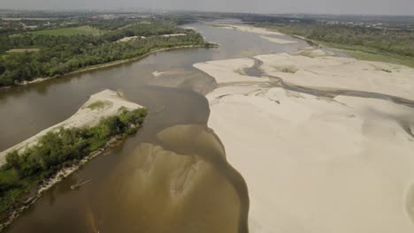 Una-Toma-Aérea-Sobre-El-Río-Vístula-Que-Se-Está-Secando-Cerca-De-Varsovia-Debido-A-La-Sequía-Causada-Por-El-Calentamiento-Global