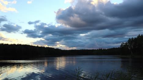 Zeitraffer-Einer-Seenlandschaft-In-Finnland