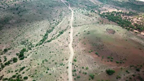 Afrikanische-Landschaft-Mit-Motorrädern,-Die-Zum-Magadi-see-In-Kenia-Fahren---Antenne-Von-Oben-Nach-Unten