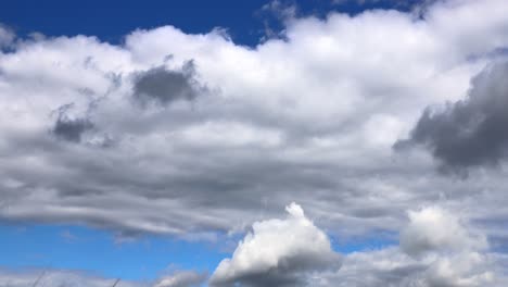 Lapso-De-Tiempo-Con-Nubes-Y-Cielo-Azul-Claro