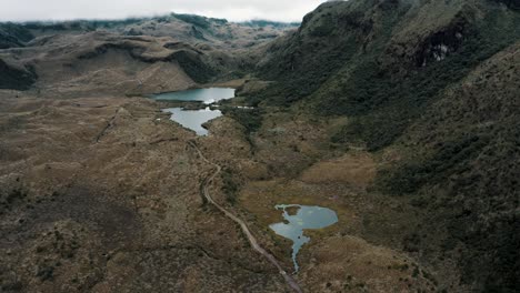 Thermalwasser-In-Den-Bergen-Des-Cayambe-Coca-Nationalparks-In-Der-Provinz-Napo-In-Ecuador