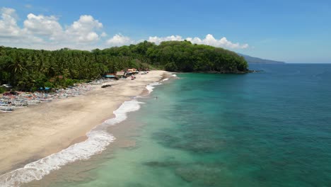 Hermosas-Olas-Turquesas-Chocan-En-La-Isla-Tropical-De-Bali-En-Pantai-Prasi-En-Un-Día-Soleado,-Antena