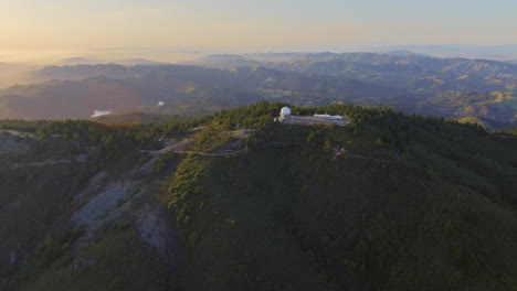Observatorio-Mt-Tam-En-Las-Montañas-Del-Monte-Tamalpais---Paralaje-Aéreo-Al-Atardecer