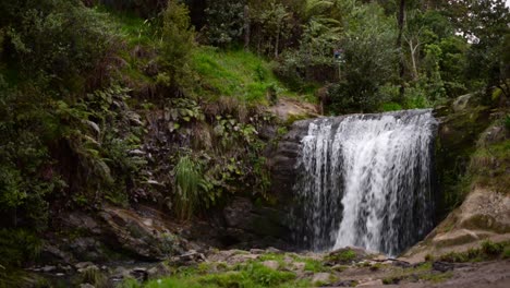 Static-footage-of-Oakley-Creek-Waterfall-in-the-suburbs-of-Auckland,-New-Zealand