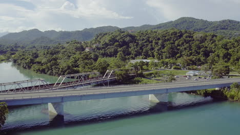 Luftaufnahme-Des-Rio-Grande-In-Jamaika-Mit-Der-Alten-Und-Neuen-Straßenbrücke-An-Der-Mündung-Des-Flusses-Im-Burlington-Gebiet