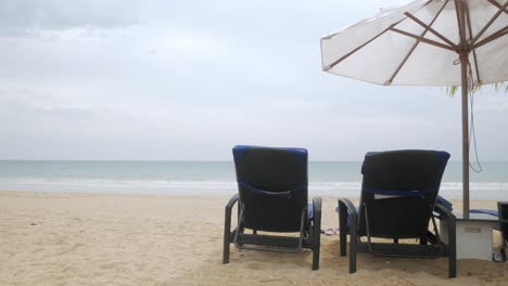 Luxus-Strandliegen-Mit-Sonnenschirm-Am-Weißen-Sandstrand-Mit-Kokospalme-In-Thailand-Mit-Sonnigem-Sommerwetter-Und-Klarem-Blauem-Himmel