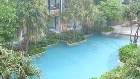 Caída-De-Lluvia-En-La-Piscina-Del-Hotel-Resort-Tropical