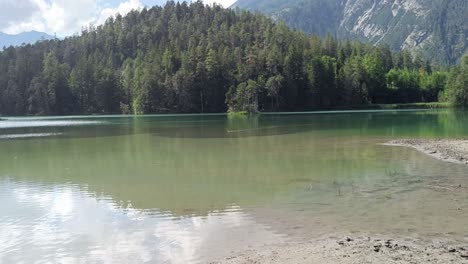 Hermoso-Lago-Turquesa-En-Los-Alpes-En-Austria-Tirol