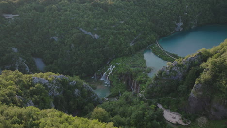 Toma-Aérea-Del-Parque-Nacional-Del-Lago-Plitvice-En-Croacia,-Europa-11