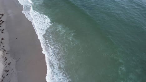Meereswellen-Brechen-An-Einem-Strand-In-New-Jersey-Zusammen