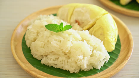 Durian-Mit-Klebrigem-Reis---Süße-Durianschale-Mit-Gelber-Bohne,-Reifer-Durianreis-Gekocht-Mit-Kokosmilch---Asiatisches-Thailändisches-Dessert-Sommer-Tropische-Fruchtnahrung-6