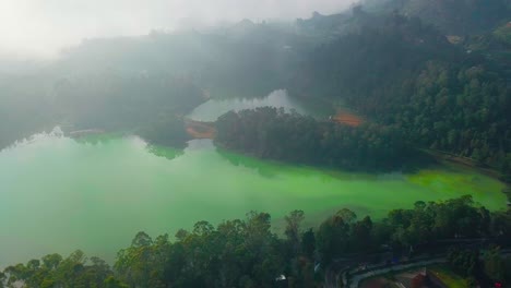 Luftaufnahme-Der-Tropischen-Landschaft-Mit-Grün-Gefärbtem-See-Während-Des-Bewölkten-Tages-In-Asien