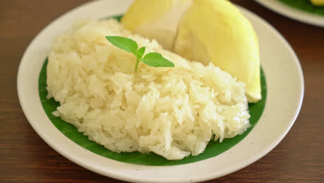 Durian-Mit-Klebrigem-Reis---Süße-Durianschale-Mit-Gelber-Bohne,-Reifer-Durianreis-Gekocht-Mit-Kokosmilch---Asiatisches-Thailändisches-Dessert-Sommer-Tropische-Fruchtnahrung-7