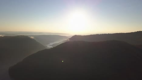 Luftaufnahme-Der-Hügel-Und-Landschaft-Rund-Um-Den-Tarnita-see-Bei-Sonnenaufgang