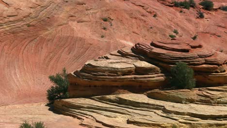 Erodierte-Sandsteinformationen-In-Der-Trockenen-Landschaft-Des-Zion-nationalparks,-Utah