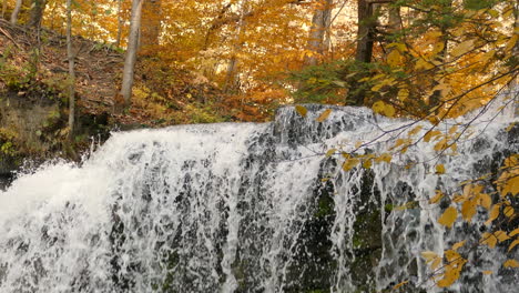 Flusswasserfall-Im-Herbstwald