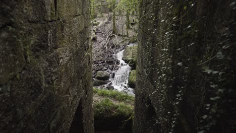 Bemooste-Felswände-In-Verlassenen-Schießpulverwerken-Mit-Fließendem-Fluss-Im-Naturschutzgebiet-Kennall-Vale,-Ponsanooth,-England