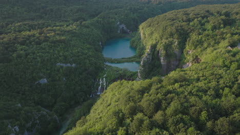 Toma-Aérea-Del-Parque-Nacional-Del-Lago-Plitvice-En-Croacia,-Europa-5