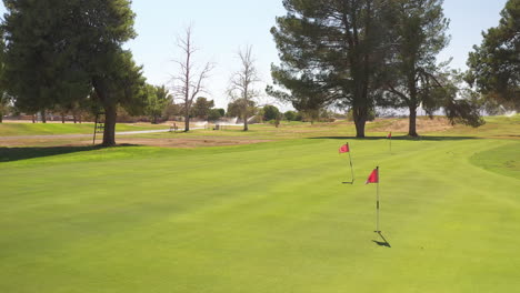Practicar-Putting-Y-Chipping-Green-En-Un-Campo-De-Golf-Comunitario