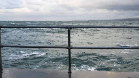 Gefährlicher-Wellenozean-Mit-Bewölkung-Während-Des-Sturms-Alex-An-Der-Küste-Cornwalls-In-Newquay