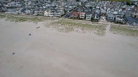 Drohnenschuss,-Der-Vom-Meer-Zu-Den-Strandhäusern-An-Der-Küste-Von-New-Jersey-Fliegt