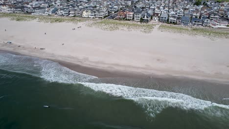 Luftaufnahme-Eines-Surfers,-Der-Darauf-Wartet,-Die-Perfekte-Welle-Am-Jersey-Shore-Zu-Erwischen