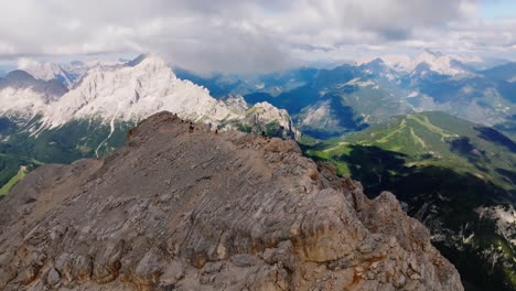 Luftumlaufaufnahme,-Die-Eine-Gruppe-Von-Wanderern-Zeigt,-Die-Im-Sommer-Auf-Einem-Schmalen-Pfad-Den-Gipfel-Des-Berges-Erreichen---Spektakuläre-Drohnenaufnahme,-Die-Die-Bergkette-In-Den-Dolomiten,-Italien,-Zeigt