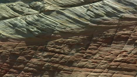 Geologische-Schicht-Im-Sandstein-Erosionsmuster-Im-Zion-Nationalpark
