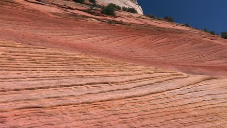 Orangefarbene-Sedimentschichten-In-Der-Trockenen-Landschaft-Des-Zion-Nationalparks,-USA