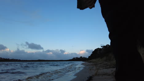 Mann,-Der-An-Einem-Kalten-Wintermorgen-In-Tasmanien,-Australien,-Einen-Strand-Hinaufgeht