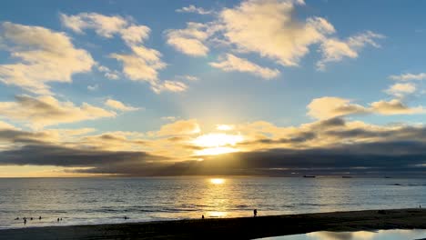 Carcavelos-Strand,-Der-Einen-Riesigen-Sonnenaufgang-Beobachtet