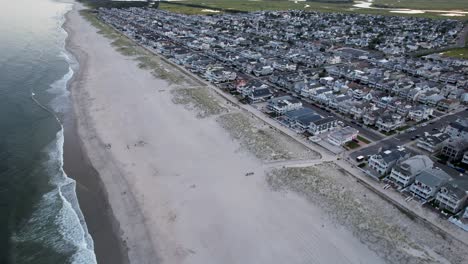 Drohnenüberführung-Von-Ocean-City,-Die-Den-Strand-Und-Die-Nachbarschaft-Zeigt