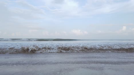 Natürliches-Meereswellenwasser-In-Zeitlupe-Mit-Schaum-Am-Weißen-Sandstrand,-Sommerstrandmeerblick