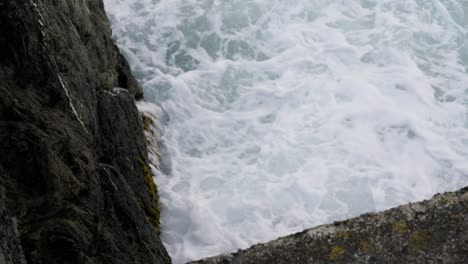 Stürmische-Wellen-Treffen-Auf-Die-Felsige-Küste-Des-Hafens-Von-Newquay-In-Cornwall,-Vereinigtes-Königreich