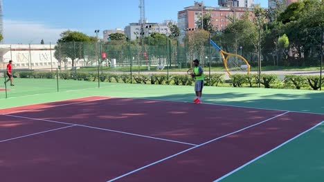 Tenista-Masculino-Golpeando-La-Pelota-Con-Una-Raqueta-Durante-El-Partido-De-Campeonato