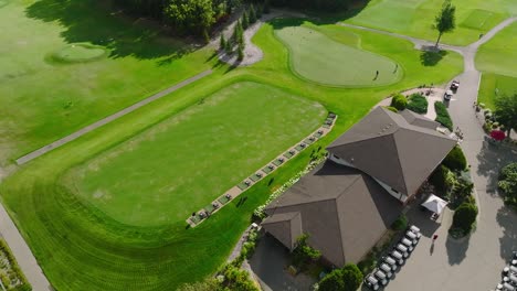 Golfplatz-Übungsgelände-Mit-Driving-Range-Und-Putting-Green-In-Einem-Country-Club